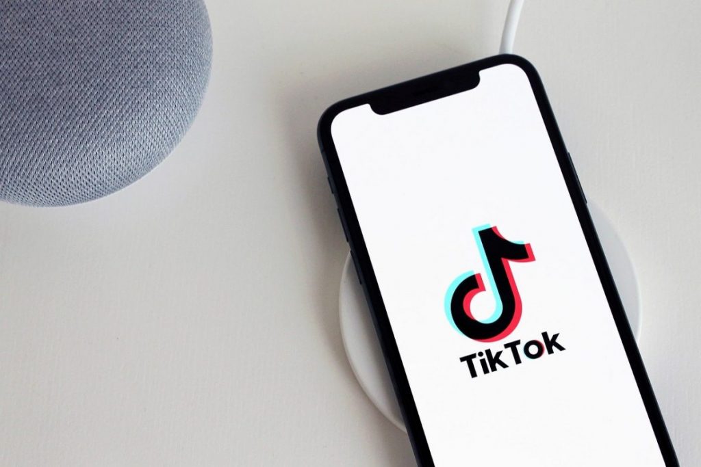 Fired for wearing company clothing in a TikTok video: is this allowed?