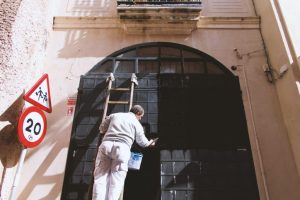 This is why painters wear white work clothes – Prettybusiness World