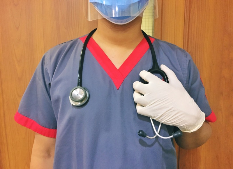 The influence of colored clothing on doctors